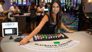 A blackjack table at Croc's Casino Resort with a dealer and players. - Beachfront Oasis~ Huge Terrace ~ Amazing Sunsets~ Resort Pool~ Grill~ Beach gear (Jacó)