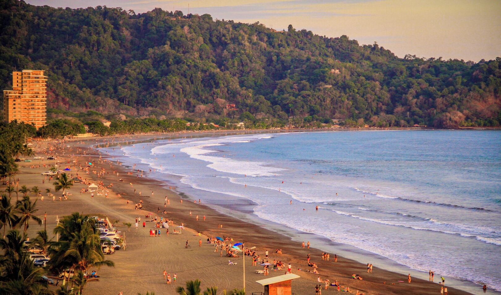 Sulla spiaggia, lettini da mare, teli da spiaggia