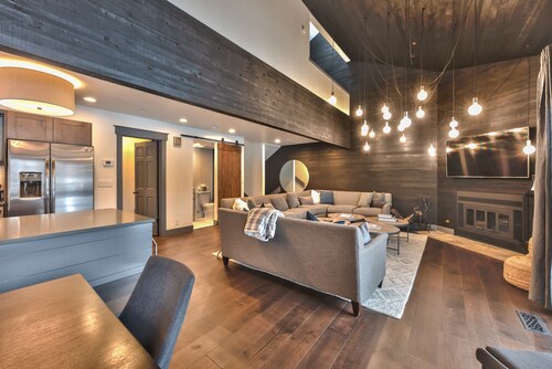 Luxe home with Modern Design, Chef