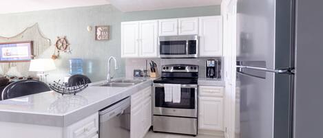 ثلاجة، ميكروويف، فرن، موقد طهي مسطح