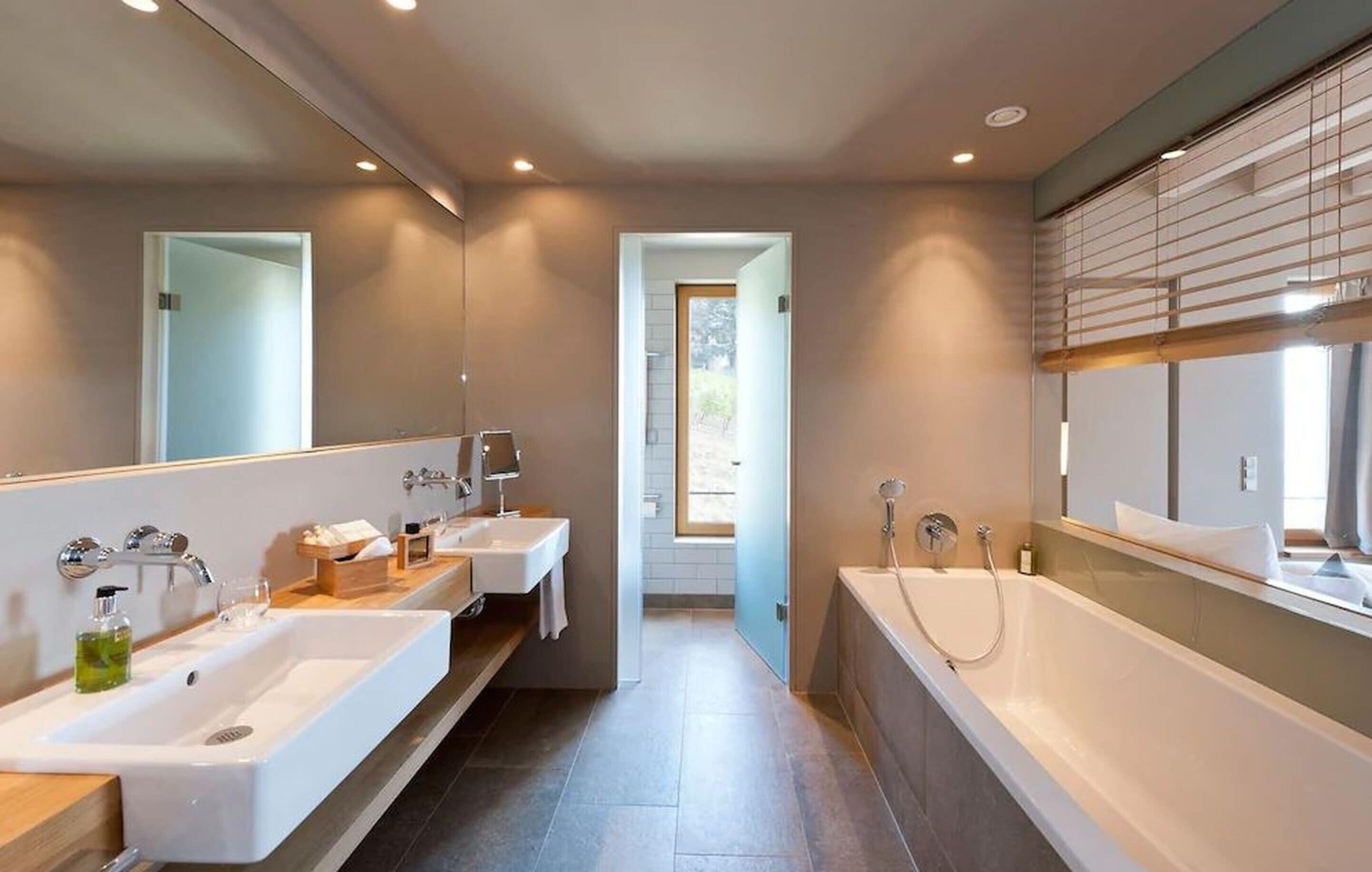 junior suite (refugium doppelzimmer suite 1) | bathroom | free toiletries, hair dryer, bathrobes, towels