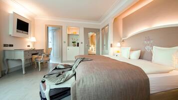 Une chambre d’hôtel équipée d’un lit, d’un bureau, d’une chaise et d’un téléviseur.