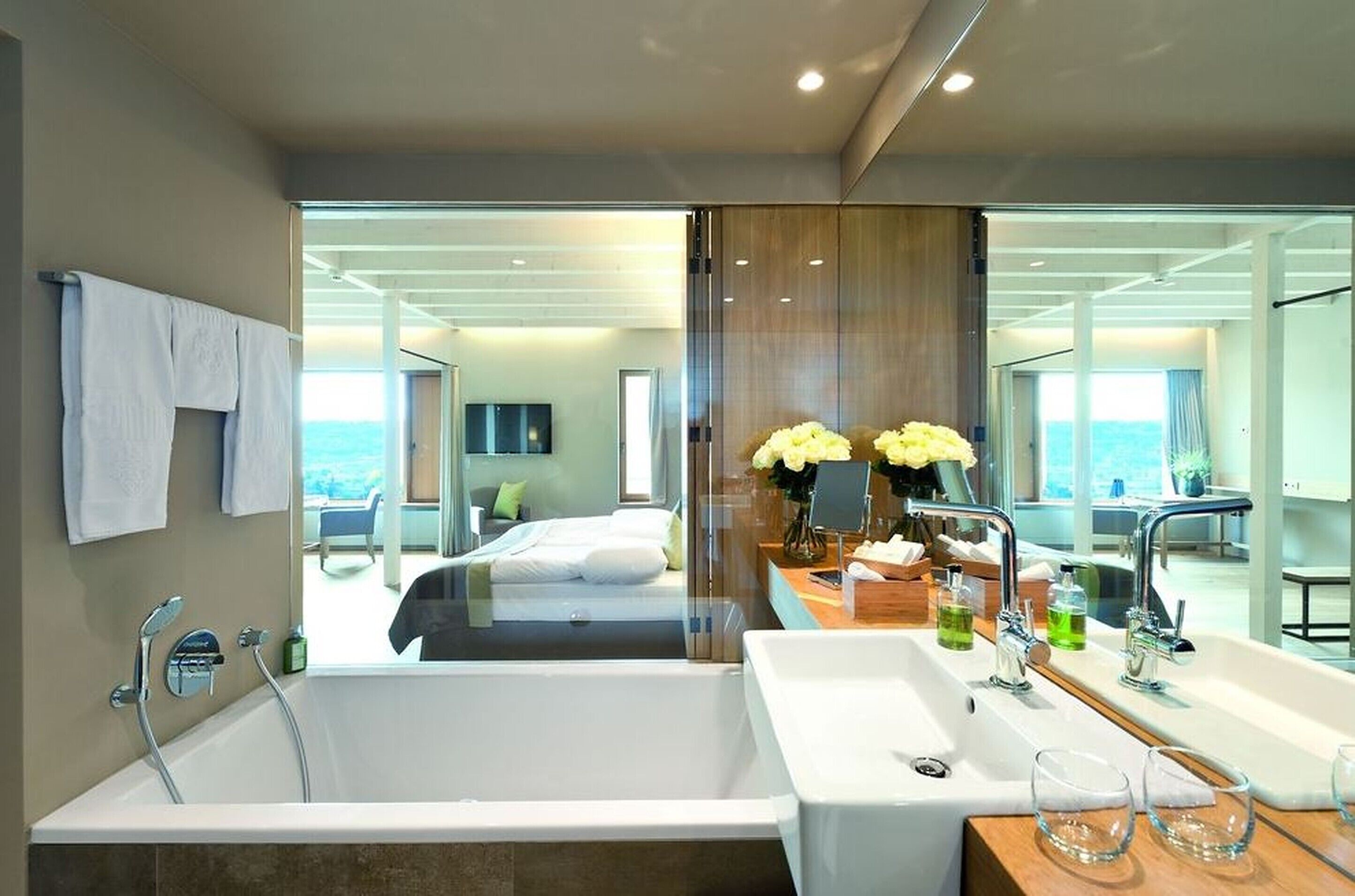 junior suite (refugium doppelzimmer suite 2) | bathroom | free toiletries, hair dryer, bathrobes, towels