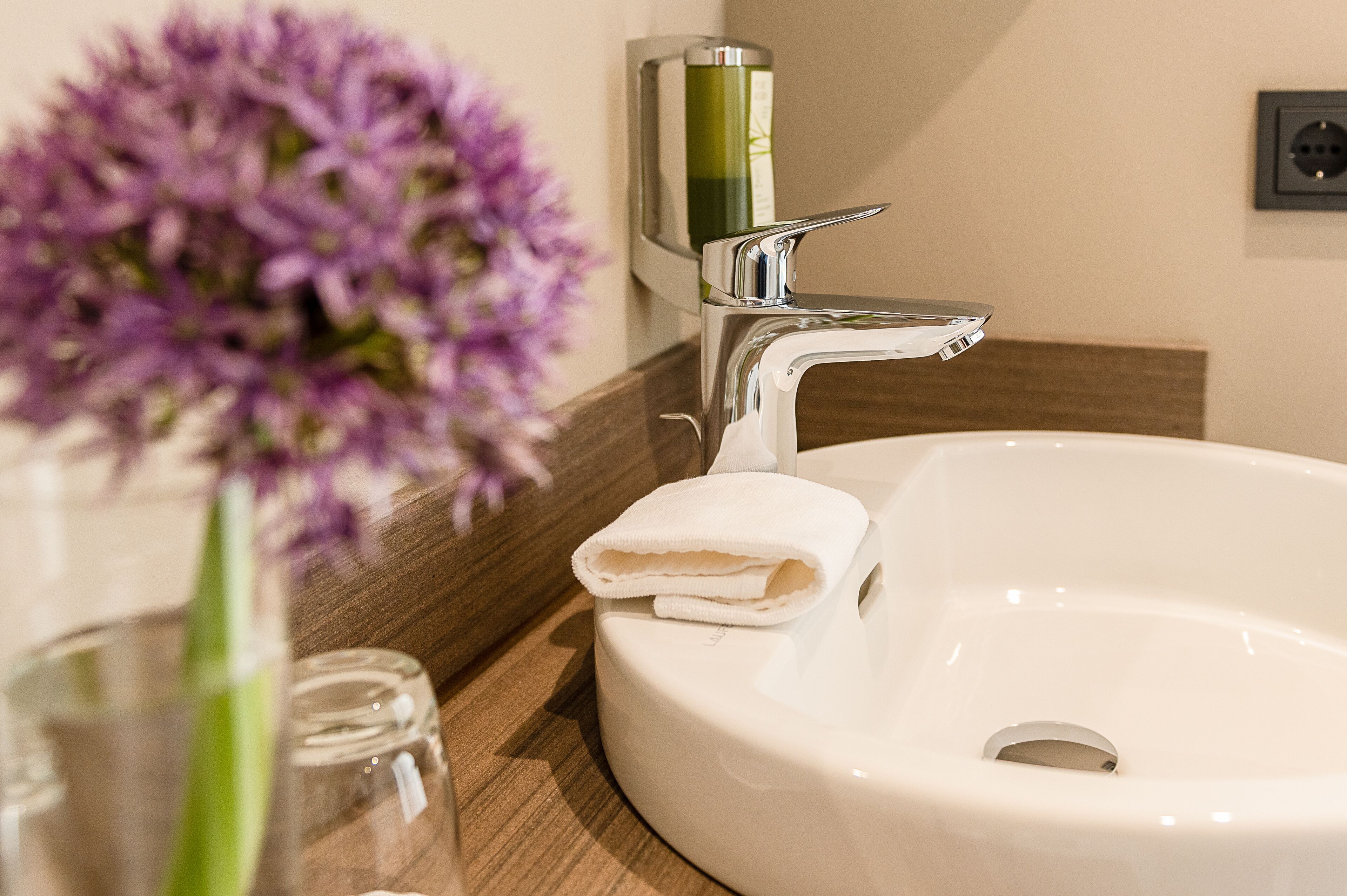 single room | bathroom | free toiletries, hair dryer, bathrobes, towels