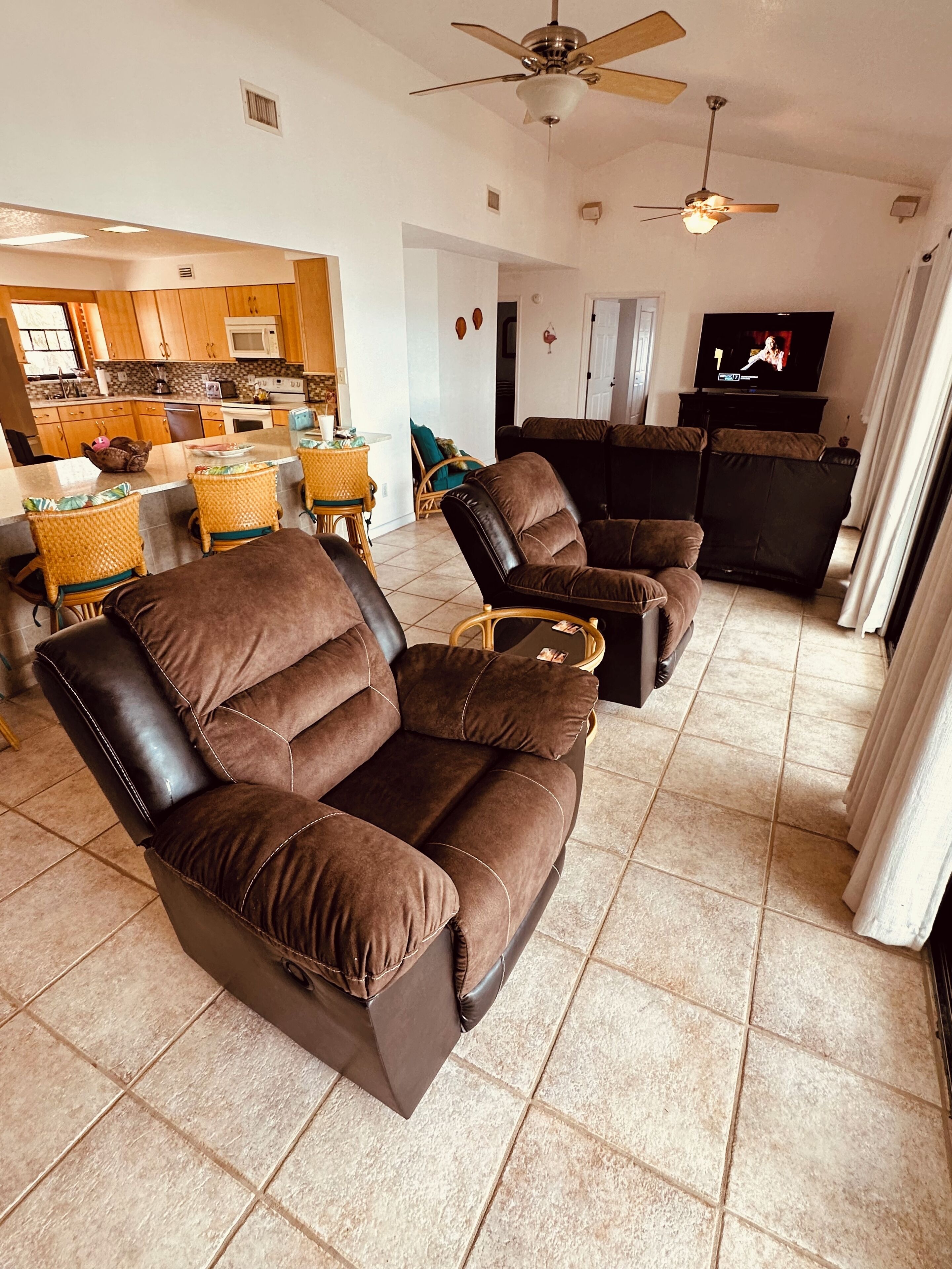 TV connectée, lecteur de DVD, livres, vidéothèque