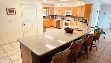 冰箱、微波炉、烤箱、炉灶