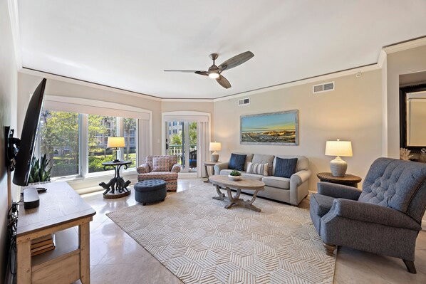 Flat-screen TV, books - Great 1st Floor Oceanfront Villa - Palmetto Dunes! (Hilton Head Island)