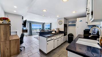 Jääkaappi, mikroaaltouuni, uuni, liesi