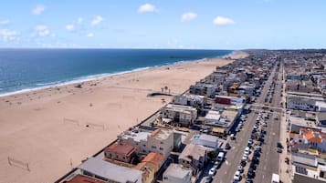 Rannalla, aurinkotuoleja, rantapyyhkeitä