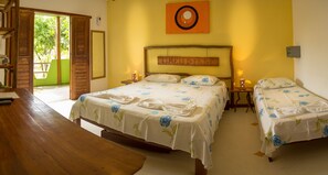 Habitación triple | Caja fuerte, escritorio, wifi gratis