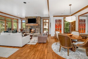 公寓式客房, 5 间卧室 | 起居区 | 智能电视、立体声音响