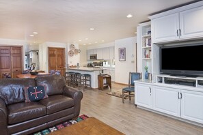 Condo, 3 Bedrooms | Living room