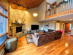 TV, fireplace - V3 Gorgeous Ski-In slopeside Townhouse with Amazing Mountain Views in Bretton Woods. Dog Friendly! (Bretton Woods)