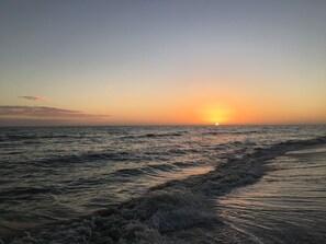 På stranden