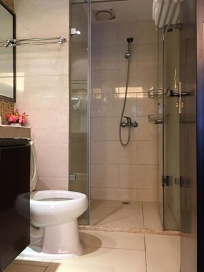 二室一廳套房 (僅限中國大陸賓客) | 浴室 | 淋浴設備、風筒、拖鞋