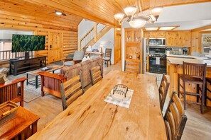 Interior - Steps to Snow Summit. Relaxing Spa, Pool Table. (Big Bear)