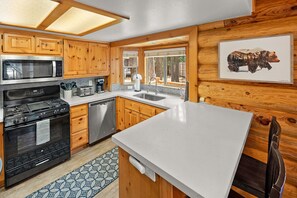 Fridge, microwave, oven, stovetop - Steps to Snow Summit. Relaxing Spa, Pool Table. (Big Bear)