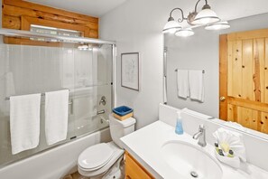 Baignoire, sèche-cheveux, serviettes fournies