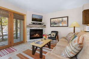 Een smart-tv, een open haard en een dvd-speler