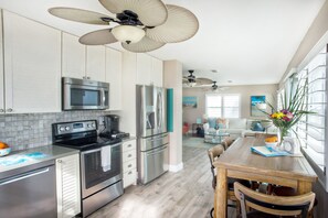 Réfrigérateur, four à micro-ondes, un four, surface de cuisson