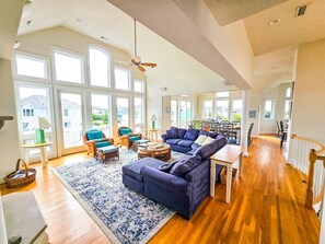 Smart TV, chimenea, reproductor de DVD y estéreo 