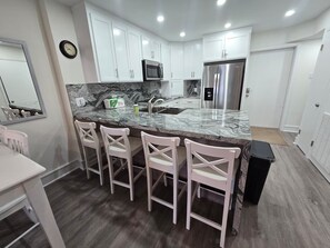 Réfrigérateur, micro-ondes, plaque de cuisson, lave-vaisselle