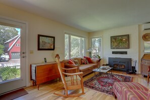 TV, fireplace, DVD player, music library