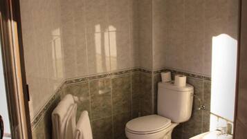 Dutxa, capçal de dutxa tipus cascada i articles de tocador gratuïts