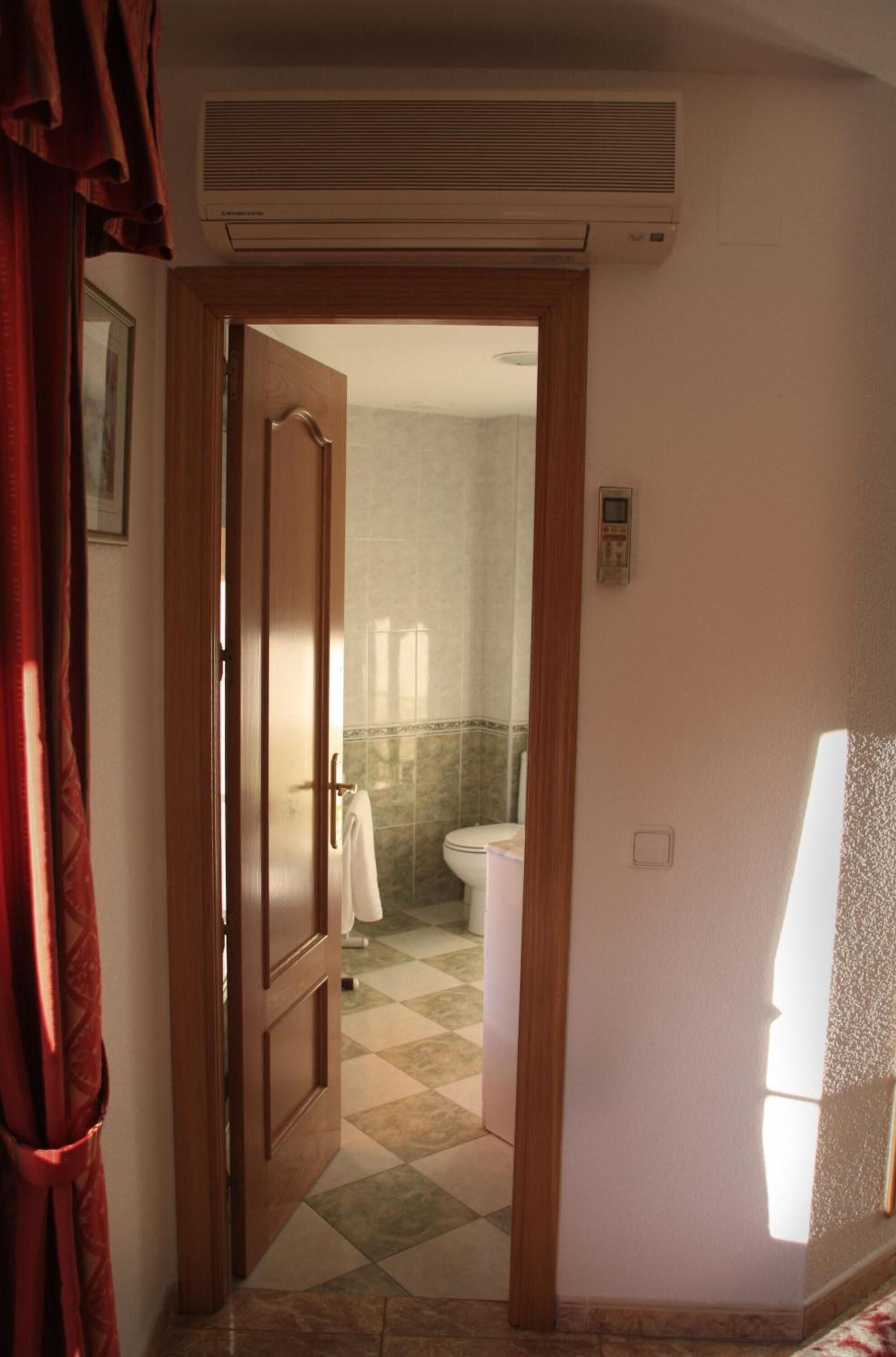 Shower, rainfall showerhead, free toiletries, hair dryer