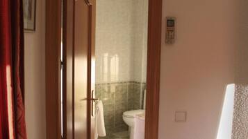 Shower, rainfall showerhead, free toiletries, hair dryer