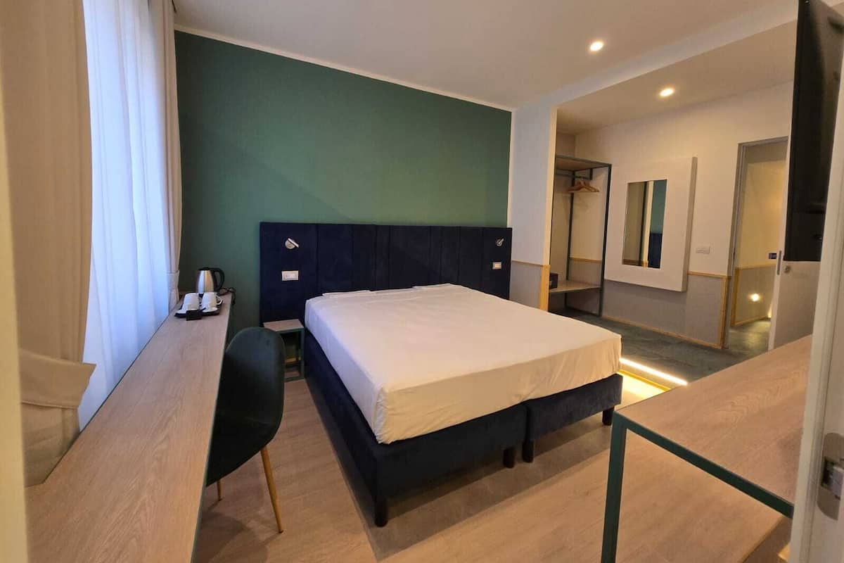 خزنة داخل الغرفة وواي فاي مجانًا وملاءات أسرّة