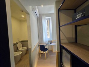 خزنة داخل الغرفة وواي فاي مجانًا وملاءات أسرّة