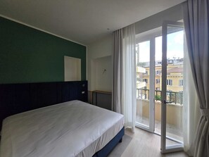 خزنة داخل الغرفة وواي فاي مجانًا وملاءات أسرّة