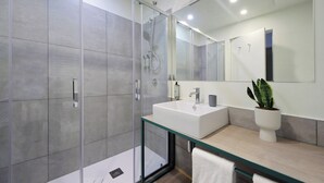 A modern bathroom with a glass-enclosed shower, a large mirror, and a white sink. - Proja Housing Romagnosi 20 (Rome)