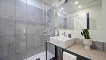 Camera doppia, balcone | Bagno | Doccia, asciugacapelli, asciugamani