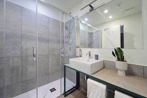 Double Room, Balcony | Bathroom | Shower, hair dryer, towels - Romagnosi 20 (Rome)