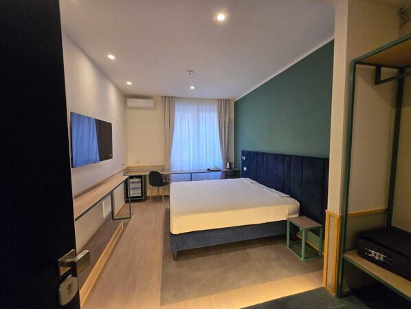 خزنة داخل الغرفة وواي فاي مجانًا وملاءات أسرّة