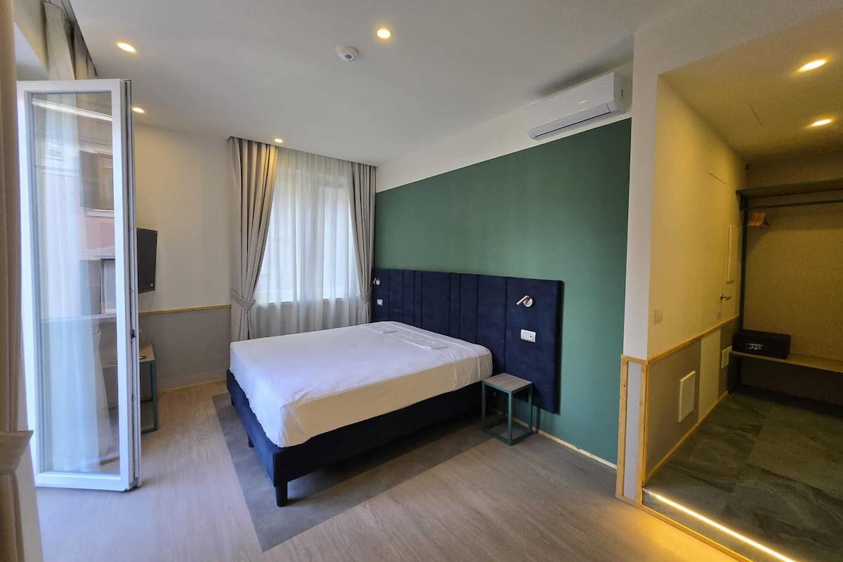 خزنة داخل الغرفة وواي فاي مجانًا وملاءات أسرّة