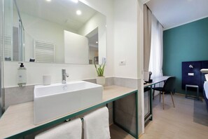 Classic Double Room | Bathroom | Shower, hair dryer, towels - Romagnosi 20 (Rome)