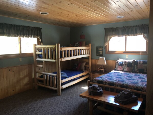 5 bedrooms, iron/ironing board, free WiFi, bed sheets