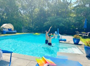 A heated pool - 2026 SUMMER DISCOUNTS! Book Early to receive a 5% discount on monthly rentals! (East Hampton)