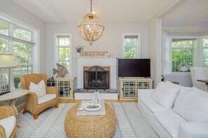 Smart TV, fireplace, video games, DVD player - 2026 SUMMER DISCOUNTS! Book Early to receive a 5% discount on monthly rentals! (East Hampton)