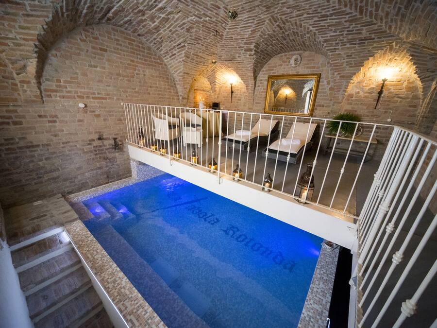 Piscina a l'aire lliure de temporada, para-sols i gandules