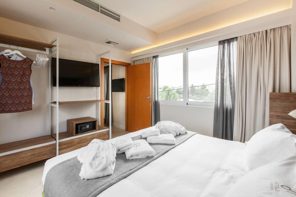 Sengetøy av topp kvalitet, minibar, safe på rommet og blendingsgardiner