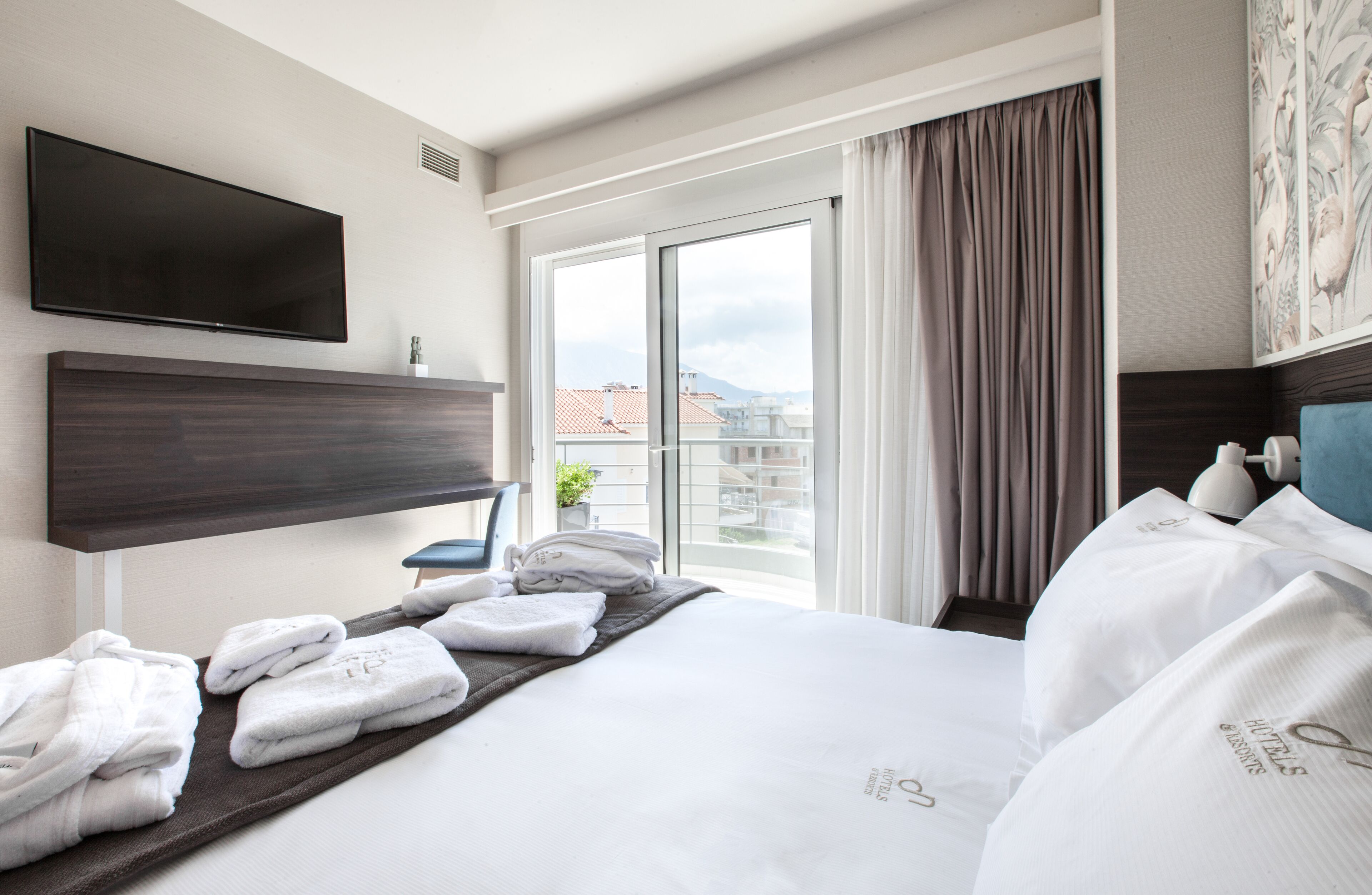 Peralatan tempat tidur premium, bar mini, peti besi dalam bilik 