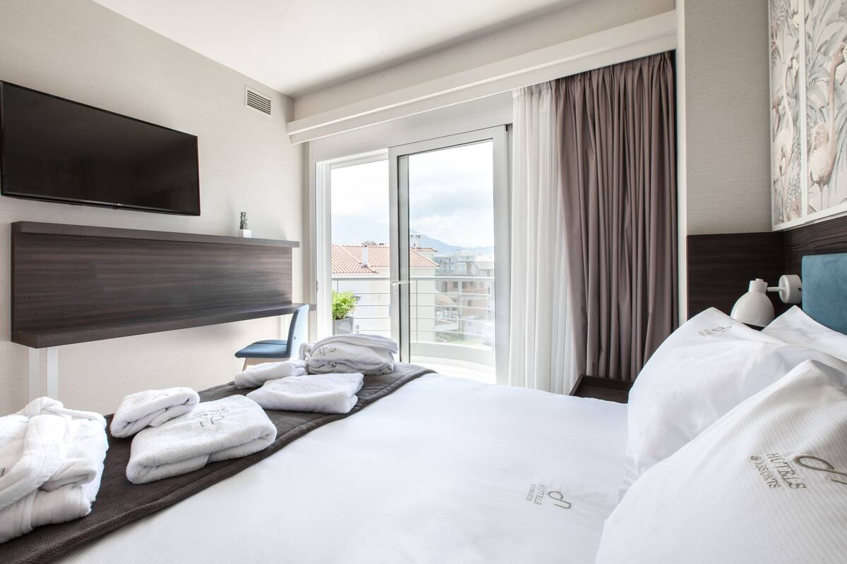 Sengetøy av topp kvalitet, minibar, safe på rommet og blendingsgardiner