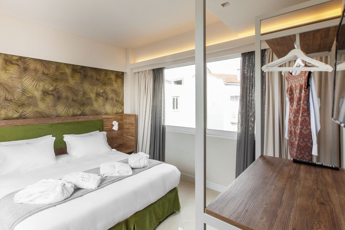 Premium bedding, minibar, in-room safe, blackout drapes