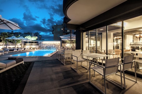 Seasonal outdoor pool, pool umbrellas, sun loungers