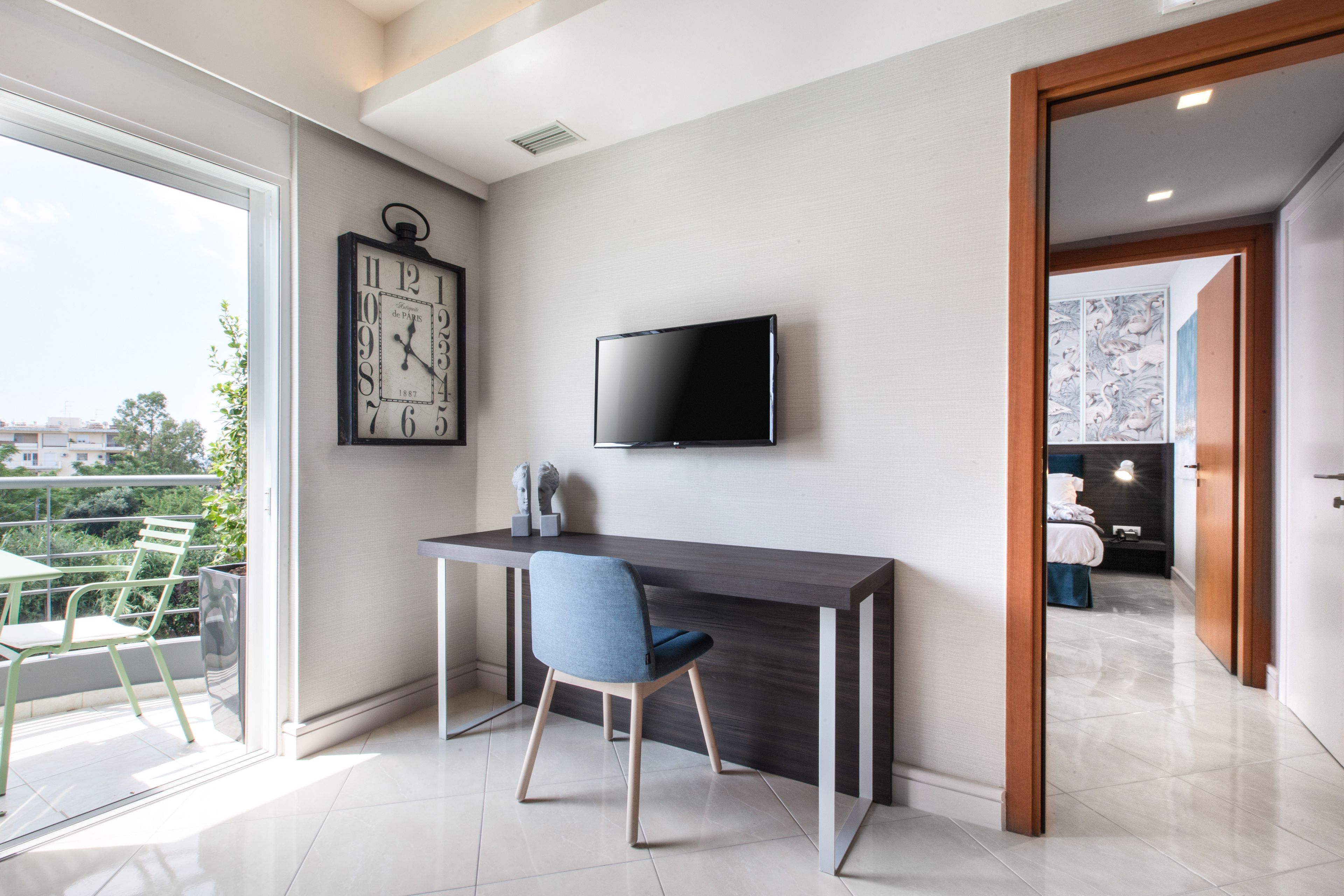 superior double room | living area | flat-screen tv, dvd player