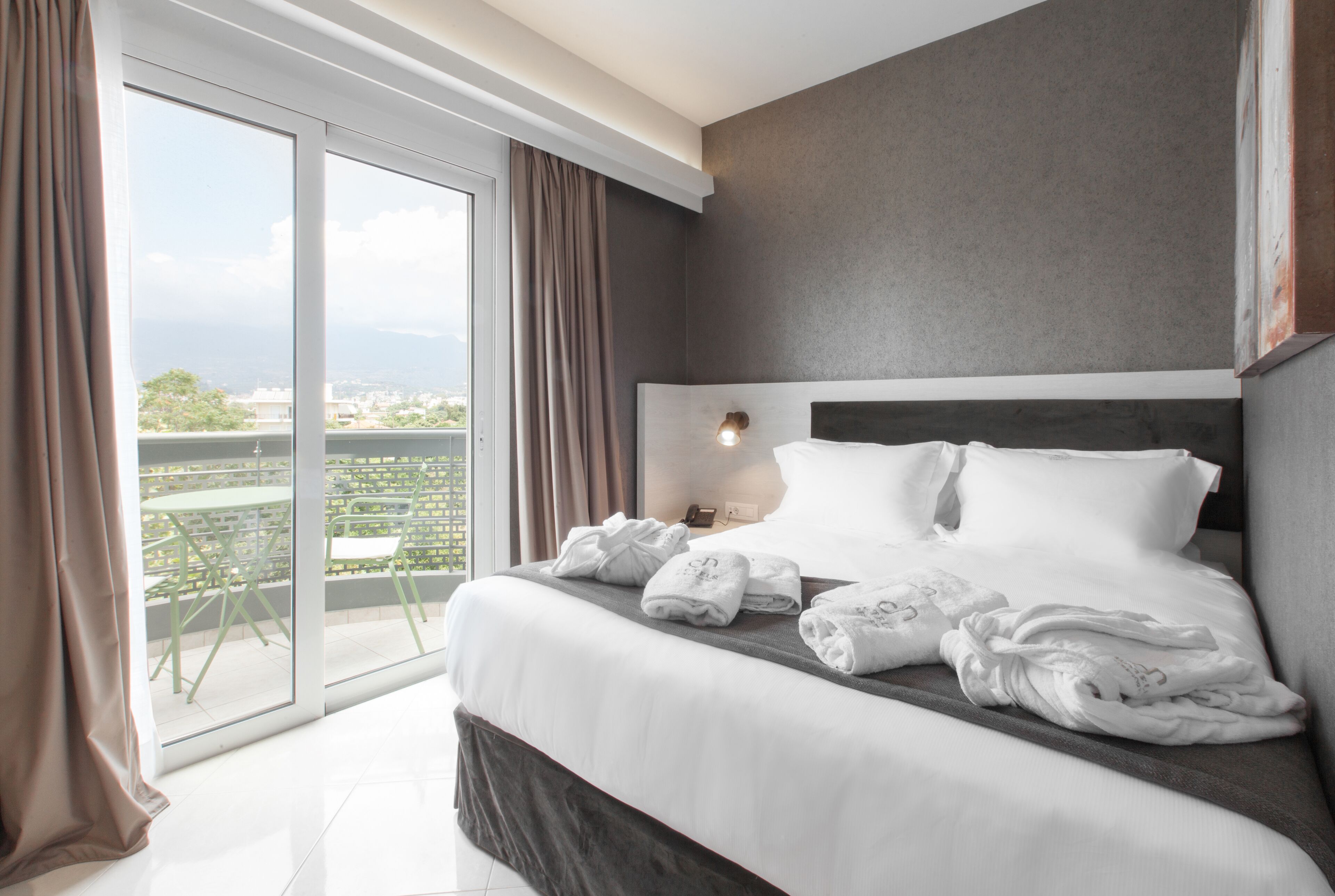 Peralatan tempat tidur premium, bar mini, peti besi dalam bilik 